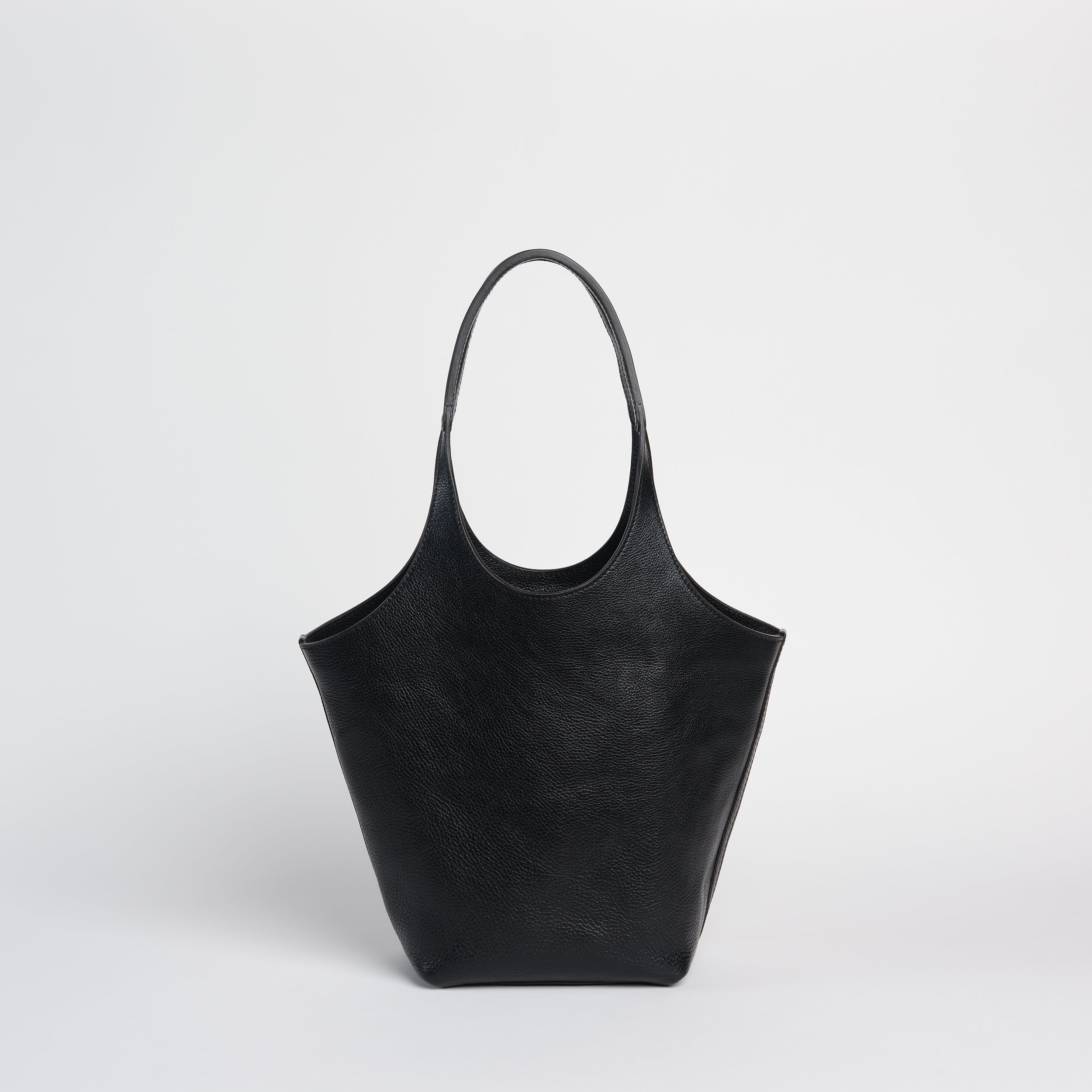 Big Ama in Black – LINDQUIST