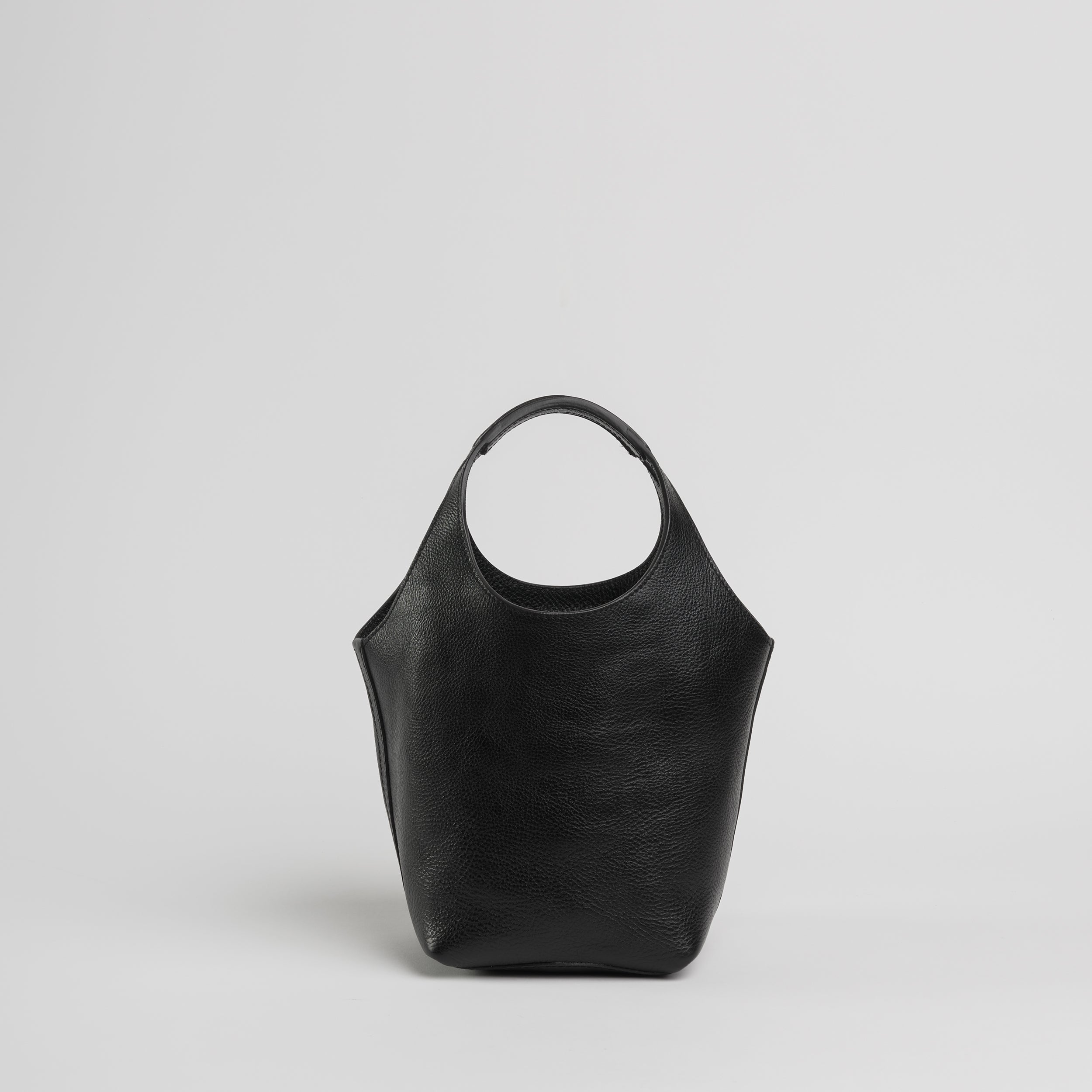 Ama in Black – LINDQUIST
