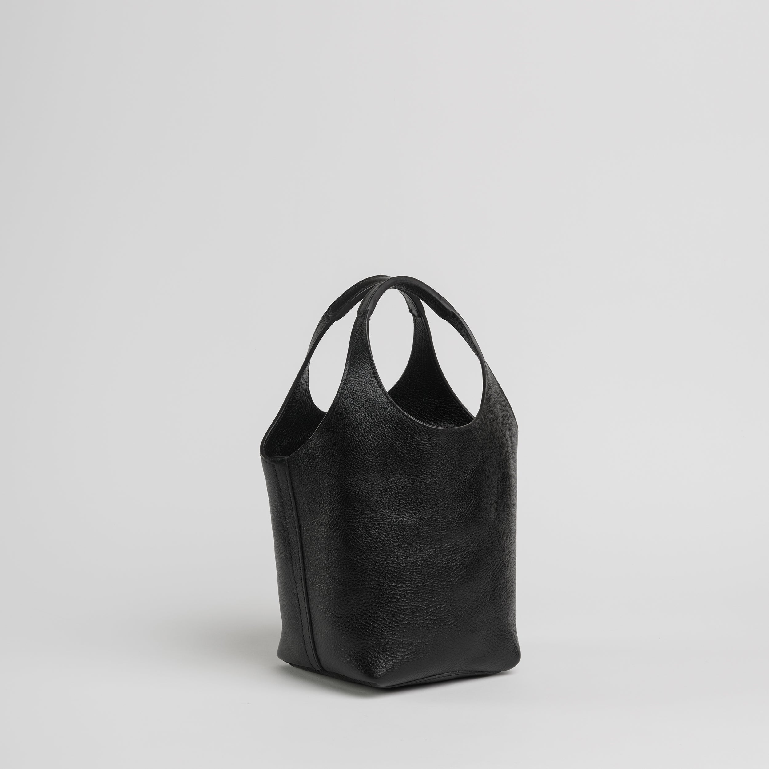 Ama in Black – LINDQUIST