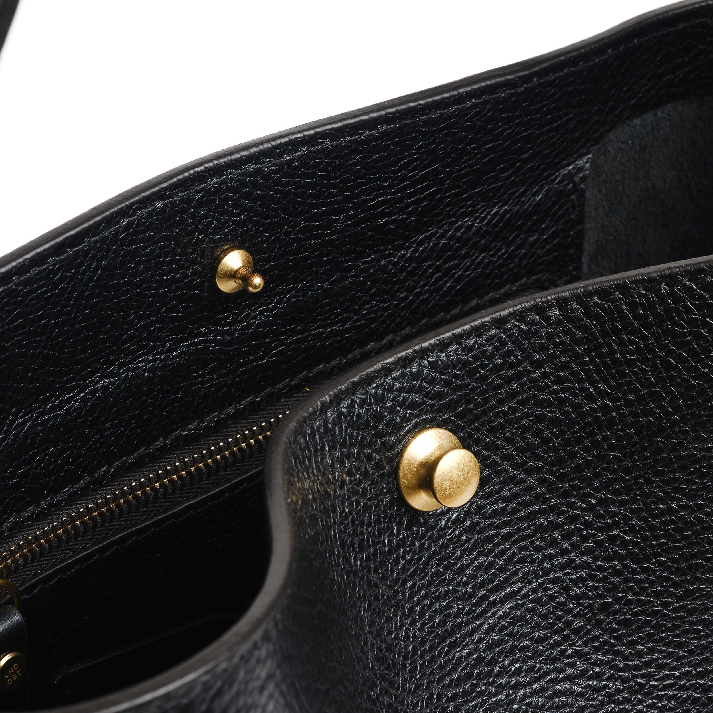 Lee in Black – LINDQUIST