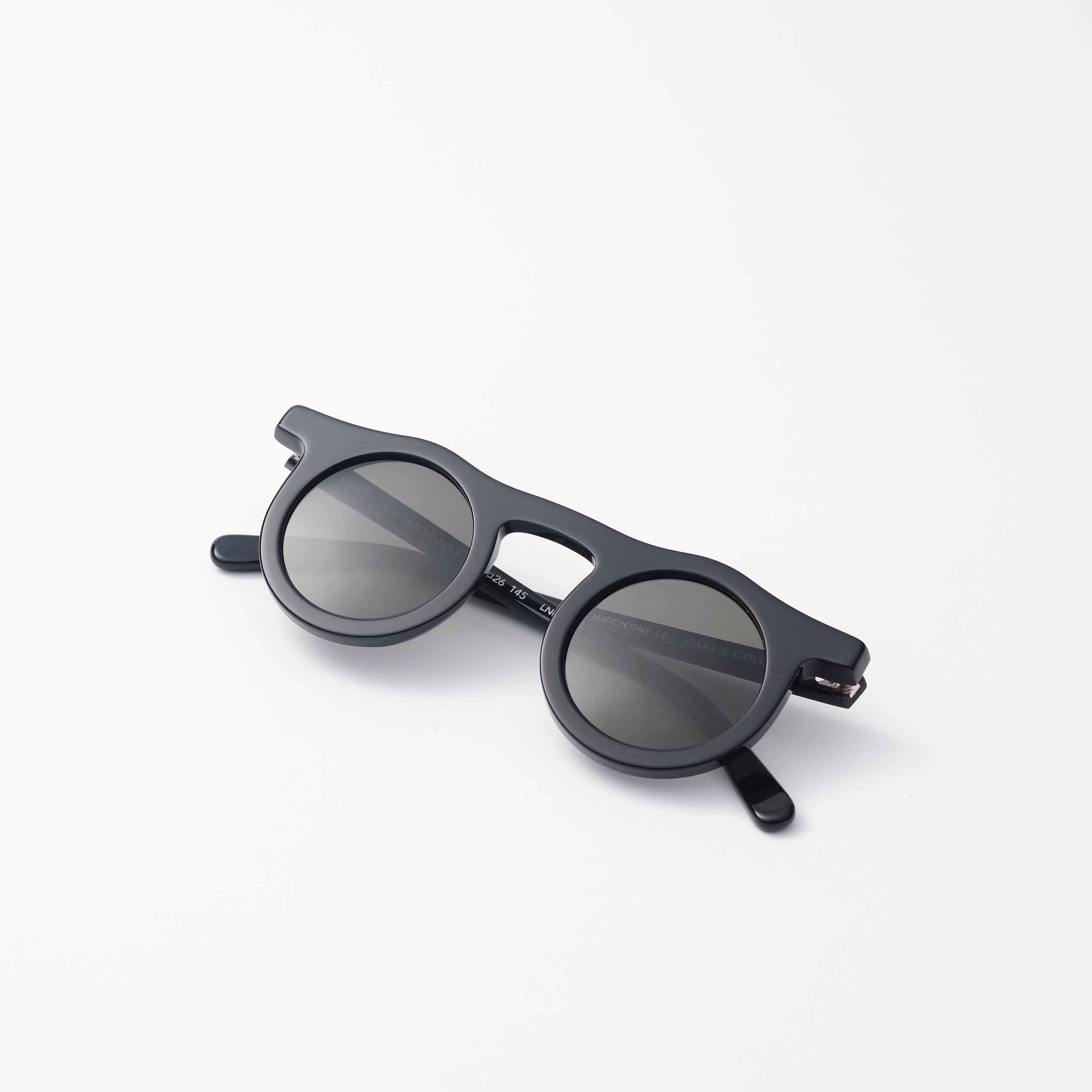 CARLA COLOUR ラウンドサングラス Carla Colour Lind Sunglasses in Midnight Black – LINDQUIST