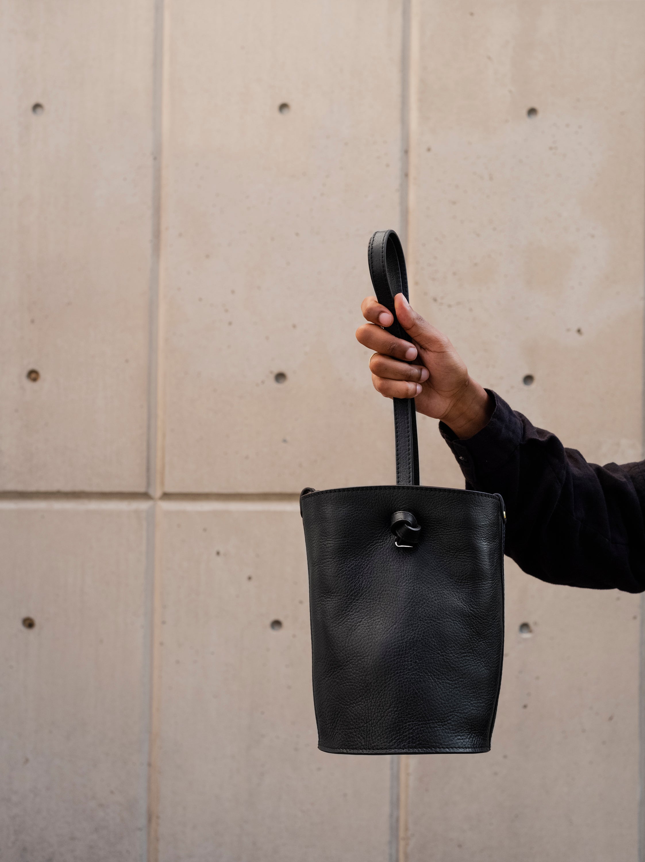 【AAKE】CYLINDRICAL NYLON BUTTON BAG Small Cyl in Black – LINDQUIST